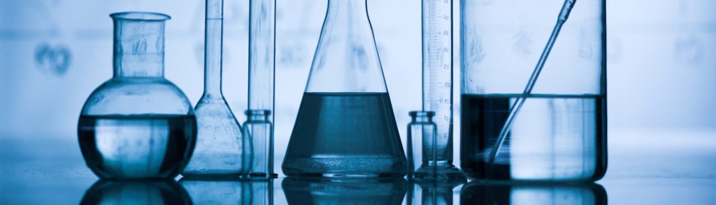 Chemieetiketten für die Chemie-Industrie (repräsentiert durch Labor-Equipment)
